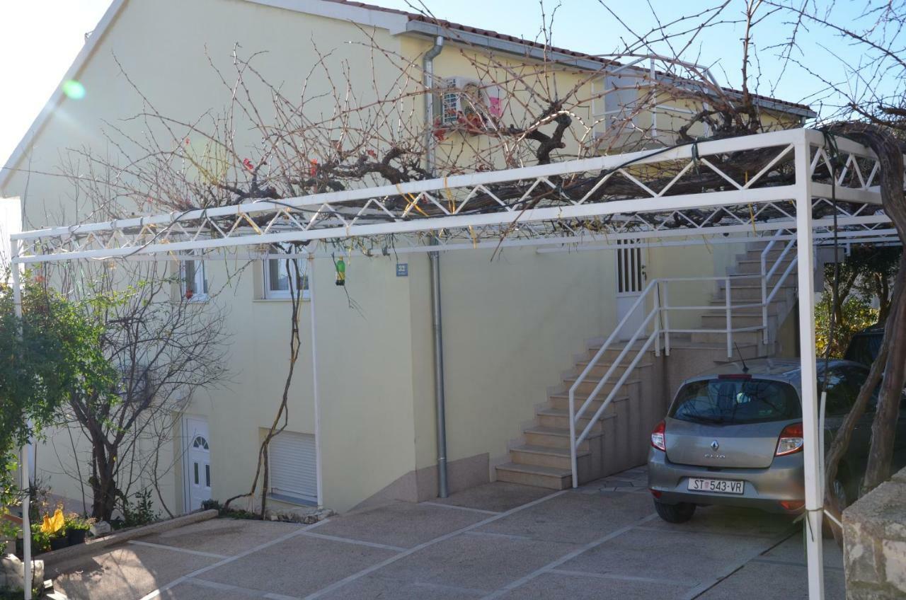 Jure Apartment *